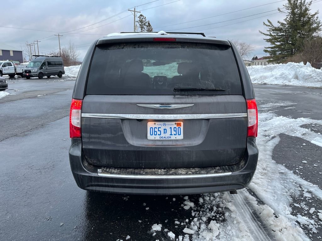 Used 2016 Chrysler Town & Country Touring w/ Driver Convenience Group image 4