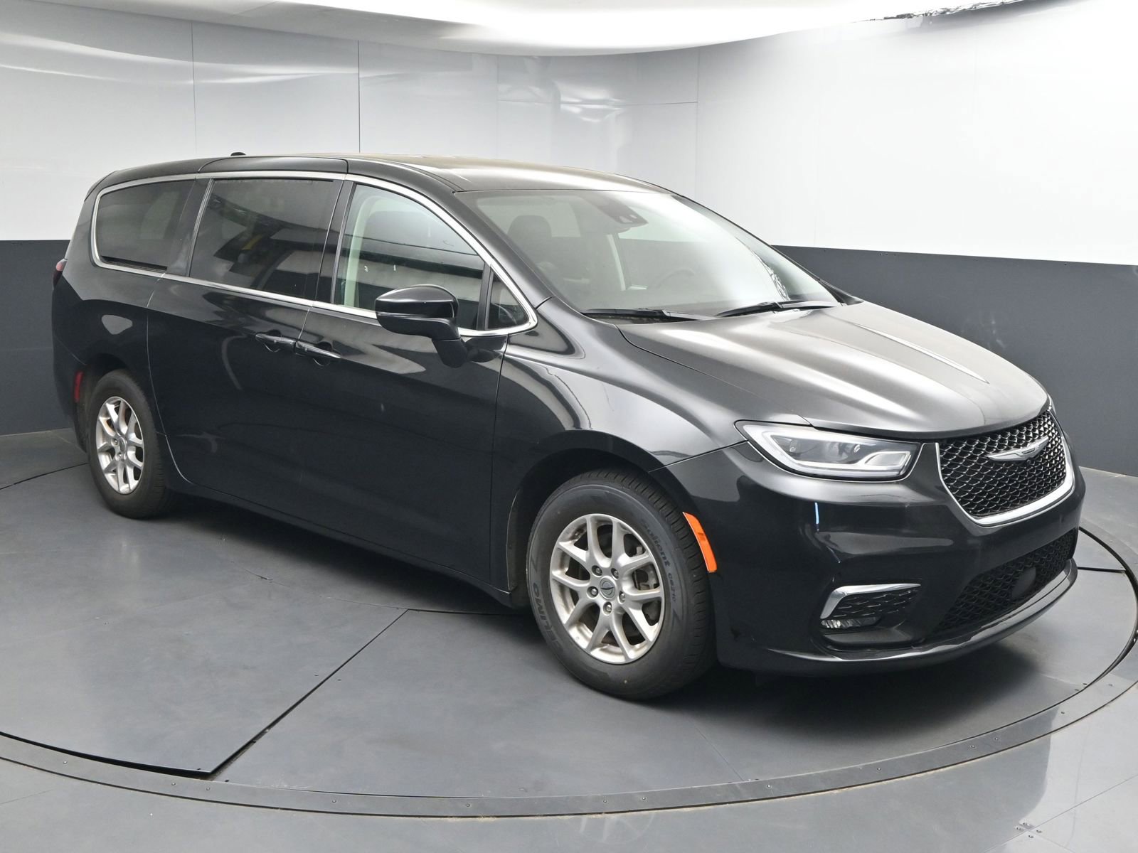 Used 2023 Chrysler Pacifica Touring-L image 1