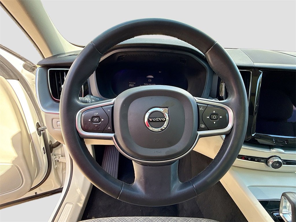 Used 2022 Volvo XC60 B5 Momentum image 12