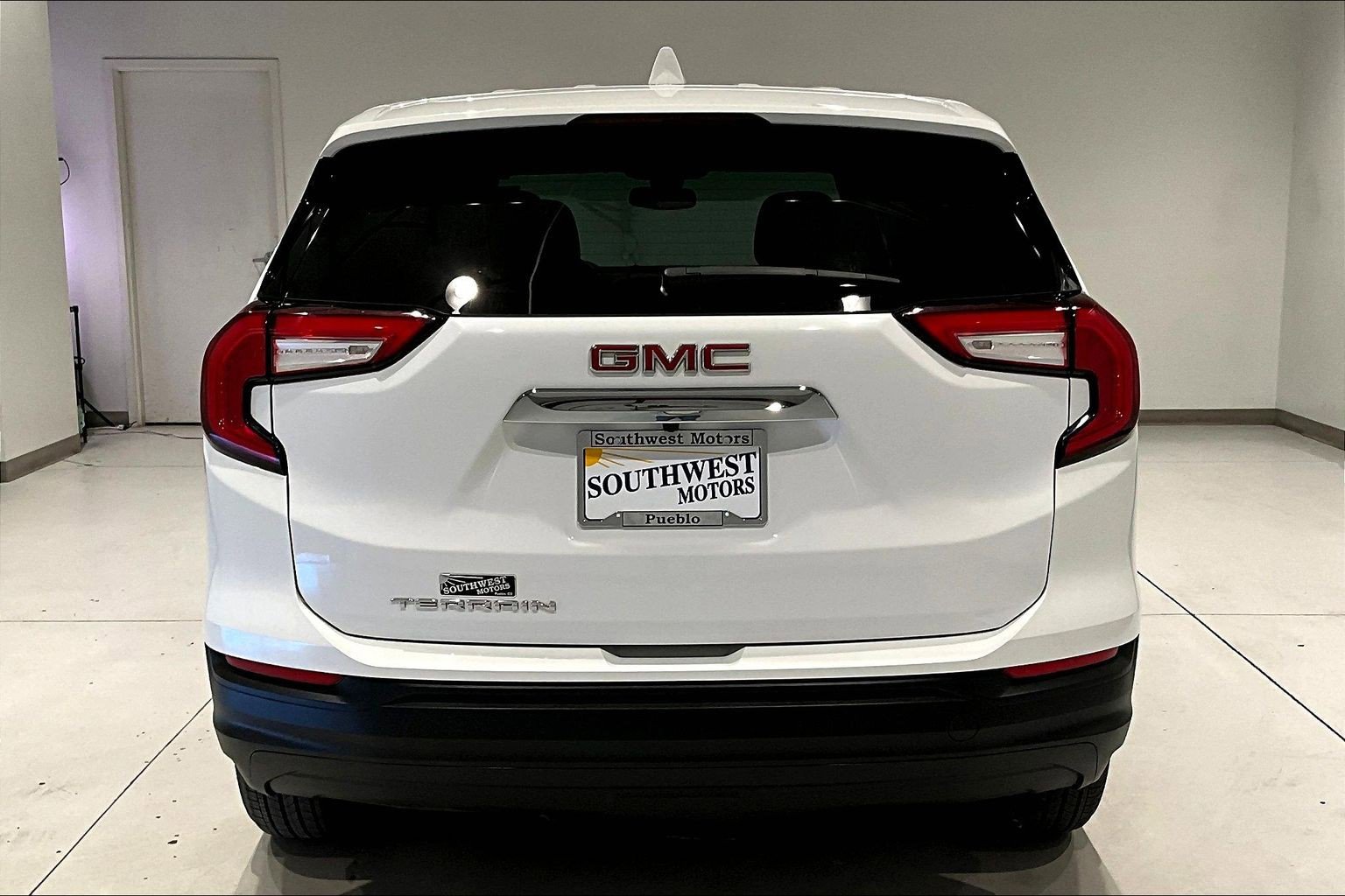 Used 2024 GMC Terrain SLE image 5