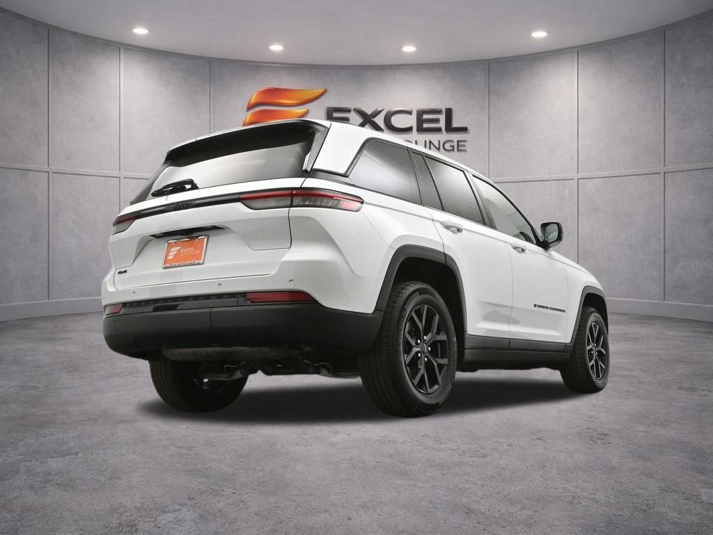 Used 2025 Jeep Grand Cherokee Altitude AWD/4WD image 45