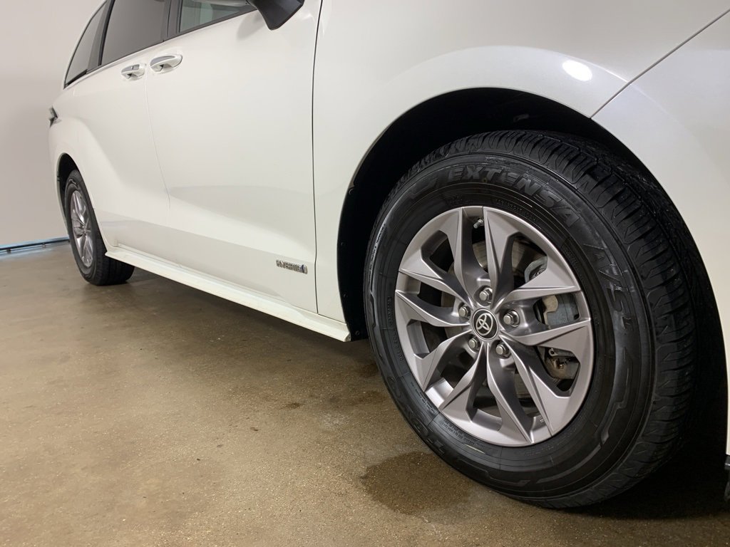 Used 2021 Toyota Sienna XLE image 6