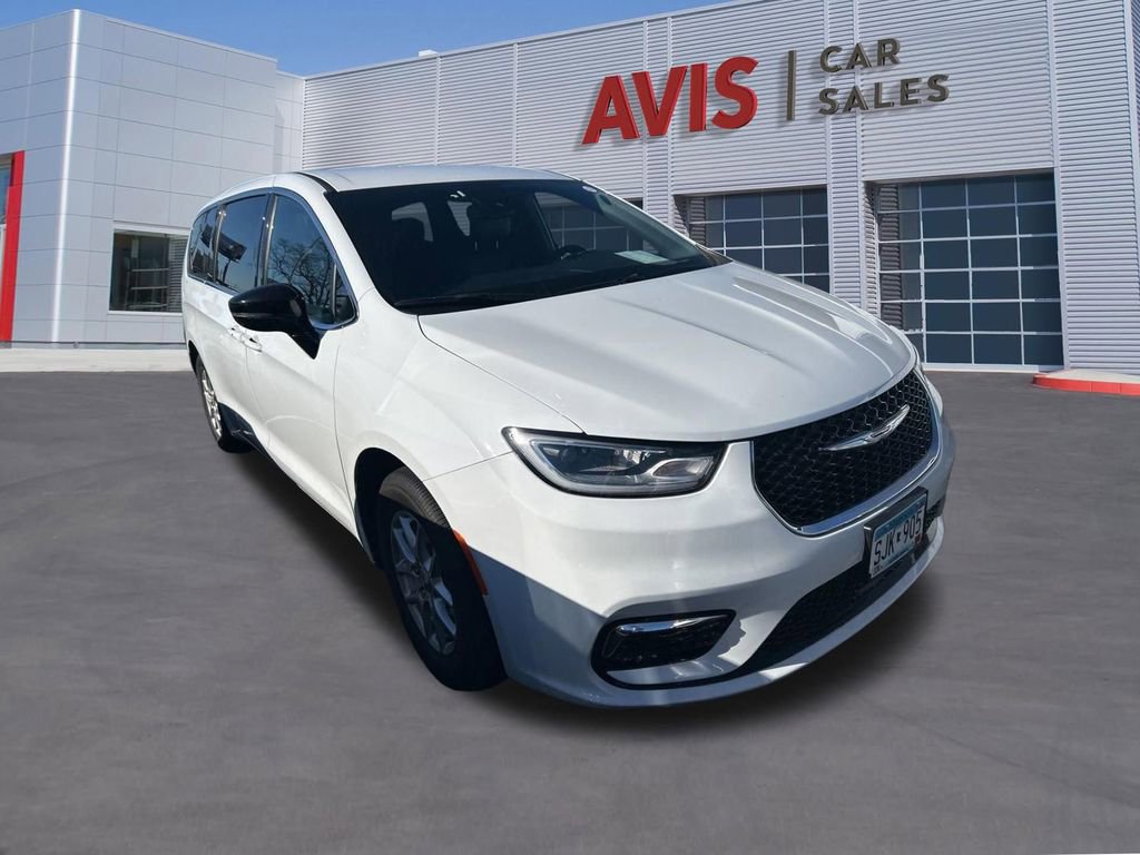 Used 2025 Chrysler Pacifica Select image 2