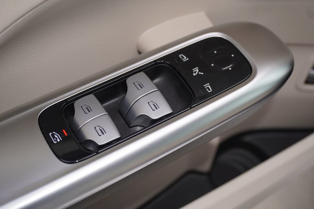 Used 2025 Mercedes-Benz C 300 Sedan image 14