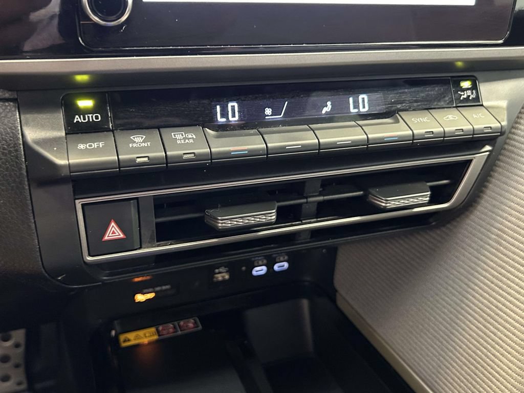 Used 2025 Toyota Camry SE w/ Convenience Package FWD image 22
