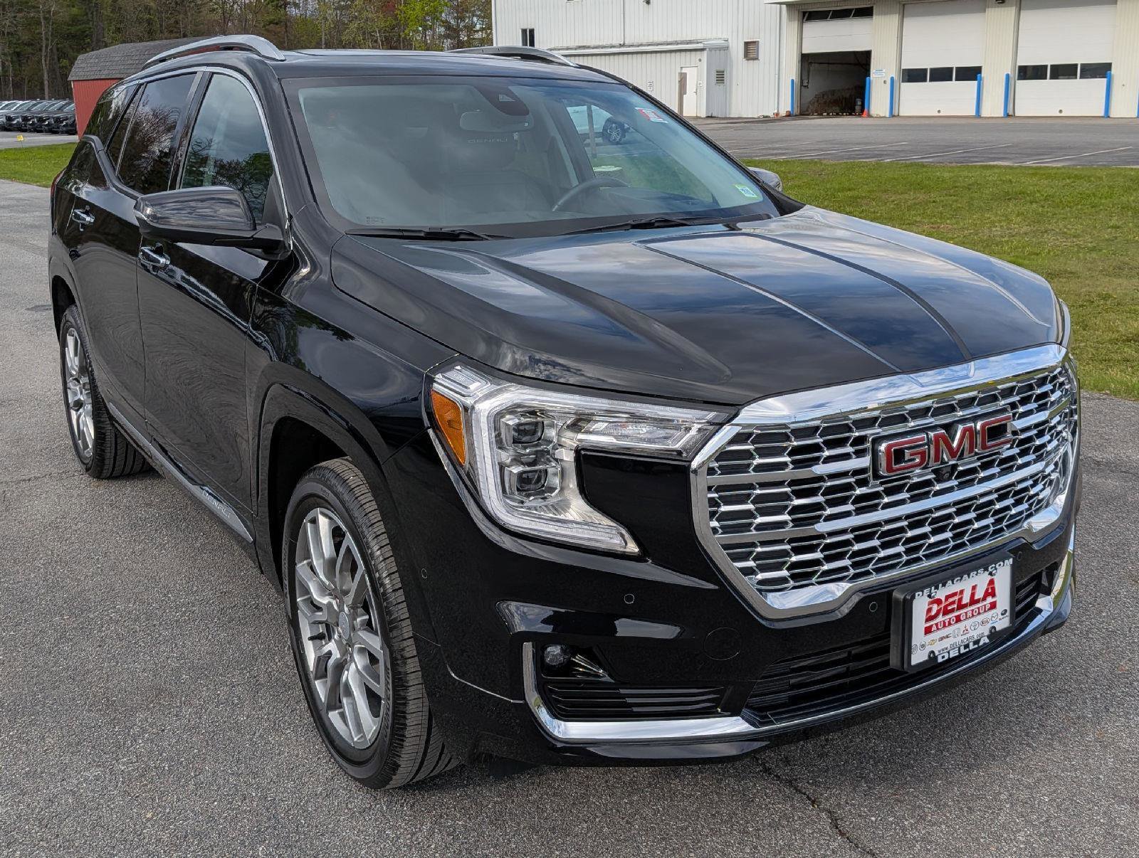 Used 2024 GMC Terrain Denali w/ Denali Premium Package AWD/4WD image 4