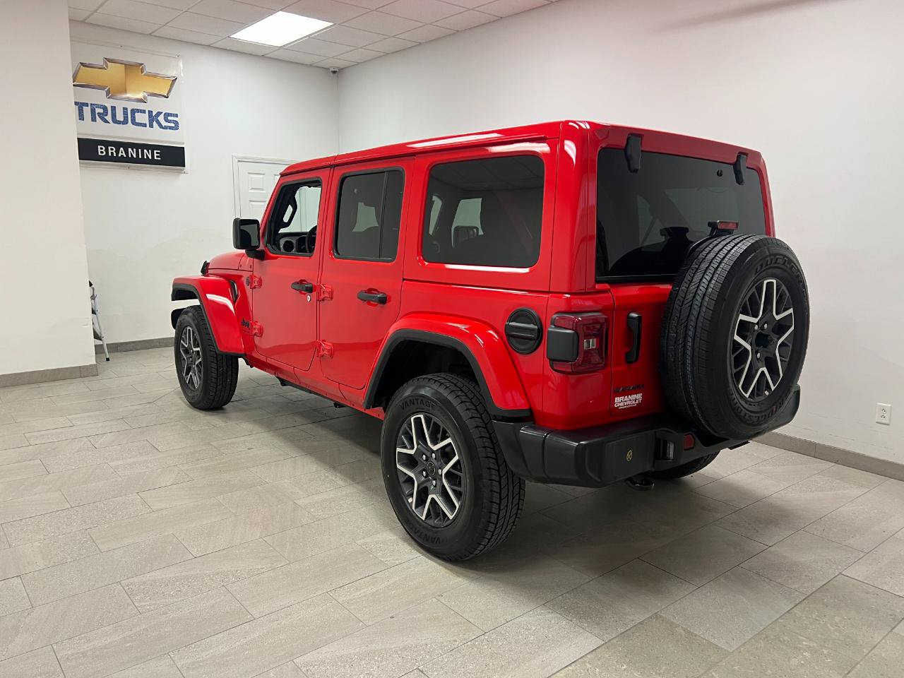 Used 2025 Jeep Wrangler Unlimited Sahara AWD/4WD image 21