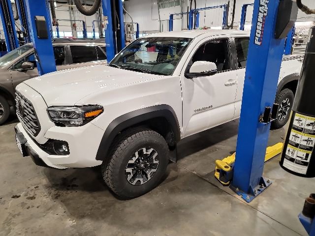 Used 2022 Toyota Tacoma TRD Off-Road AWD/4WD image 3