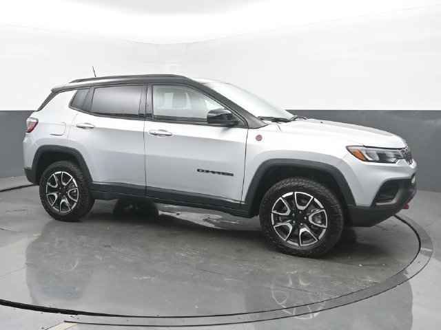 Used 2024 Jeep Compass Trailhawk w/ Sun and Sound Group AWD/4WD image 7