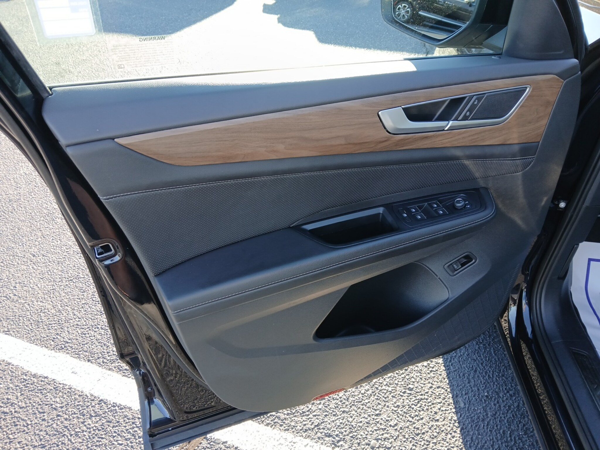Used 2025 Volkswagen Atlas SE FWD image 26