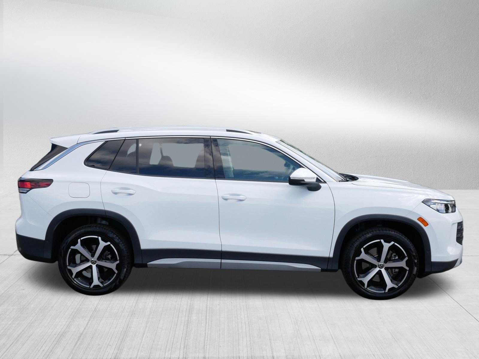 Certified 2025 Volkswagen Tiguan SE w/ Panoramic Sunroof Package AWD/4WD image 8