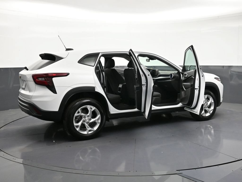 Certified 2025 Chevrolet Trax LS w/ LS Convenience Package FWD image 32