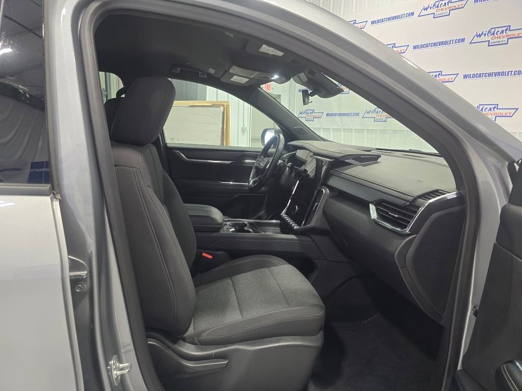 Used 2025 GMC Acadia Elevation image 30