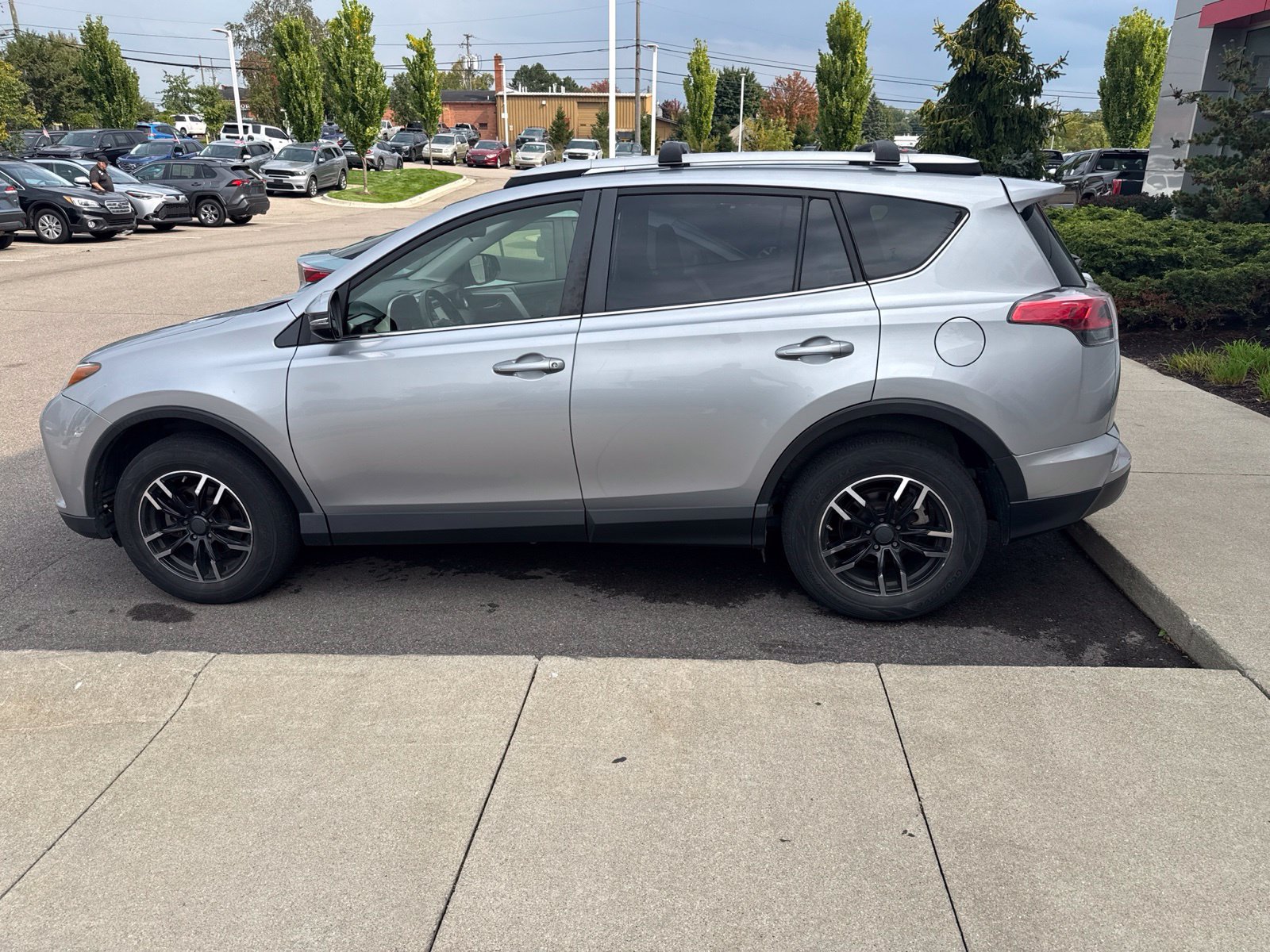 Used 2018 Toyota RAV4 XLE AWD/4WD image 4
