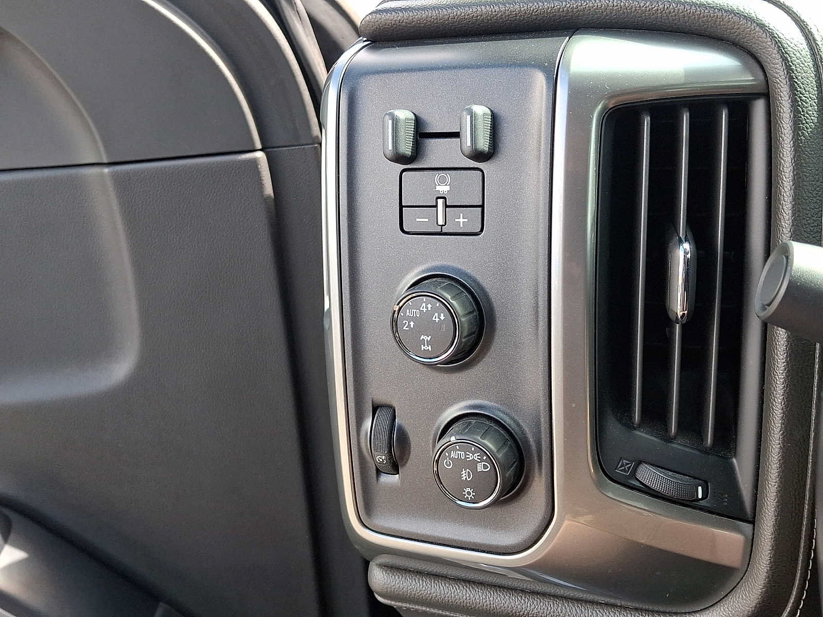 Used 2014 Chevrolet Silverado 1500 LTZ Z71 w/ LTZ Plus Package AWD/4WD image 23