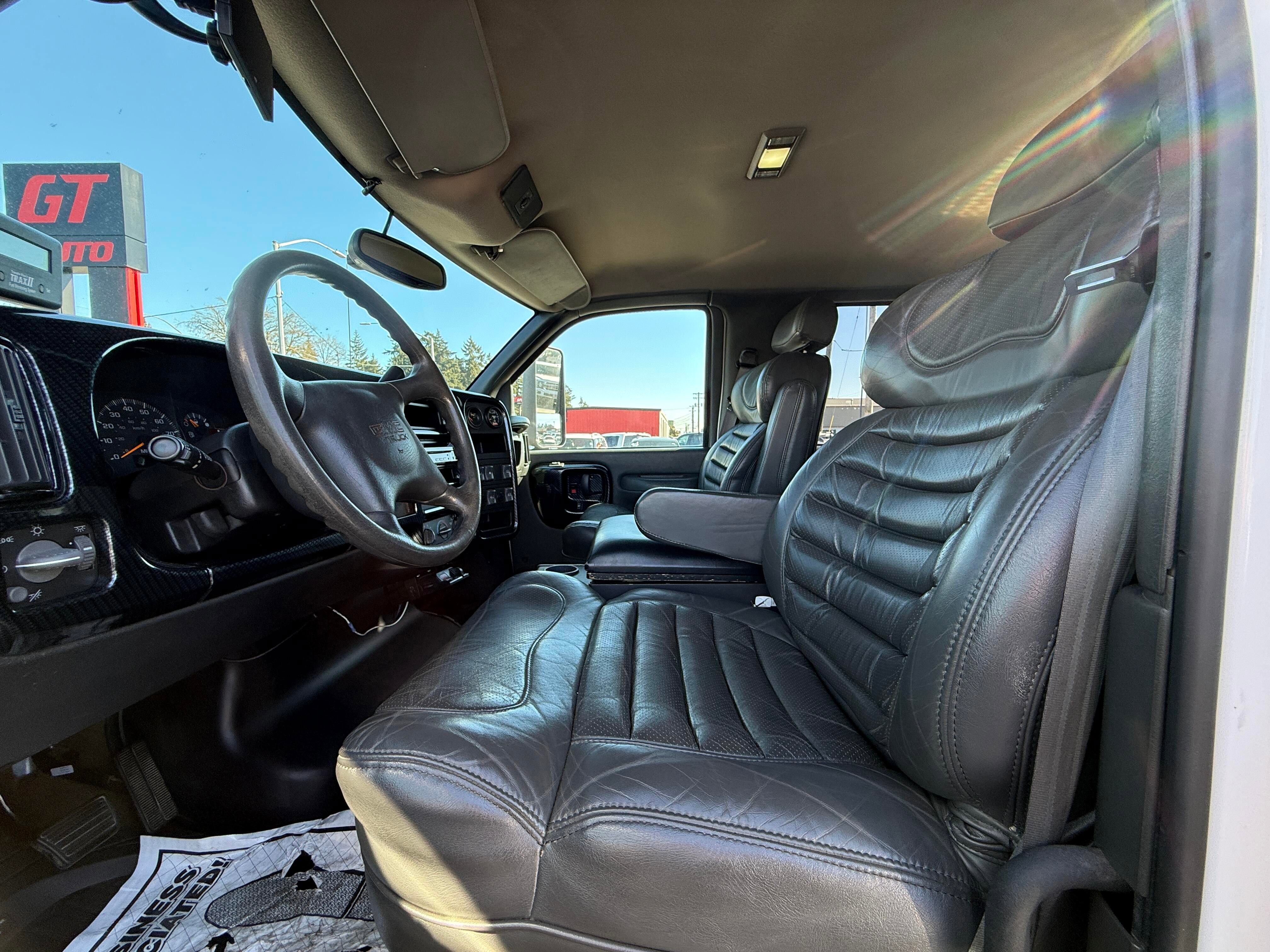 Used 2005 GMC TopKick C4500 2WD Crew Cab image 9