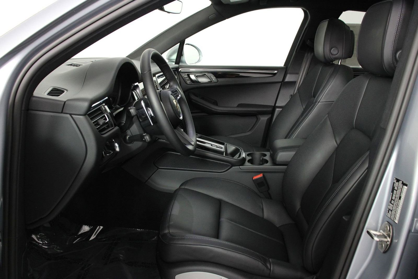 Certified 2025 Porsche Macan image 5