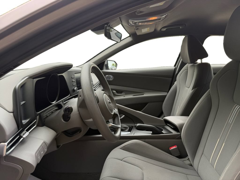 Used 2023 Hyundai Elantra SEL w/ Preferred Accessory Package FWD image 9