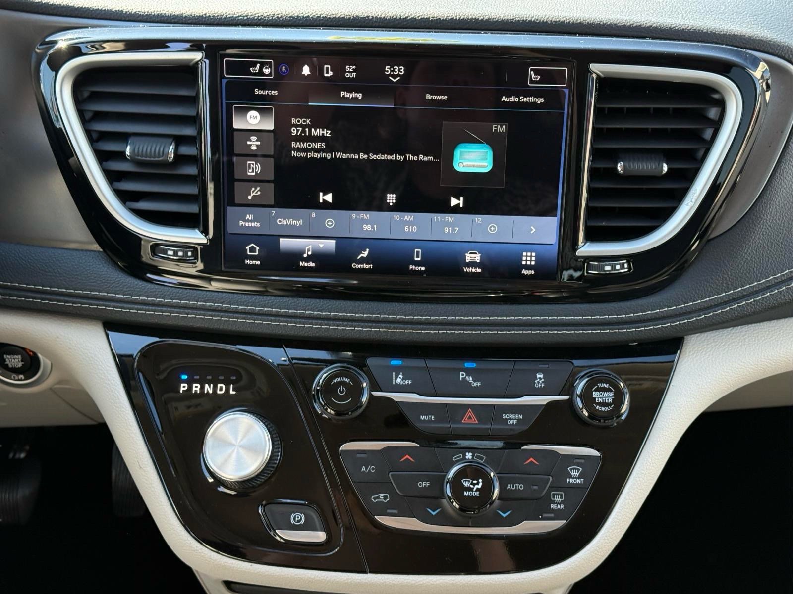Used 2023 Chrysler Pacifica Touring-L FWD image 24