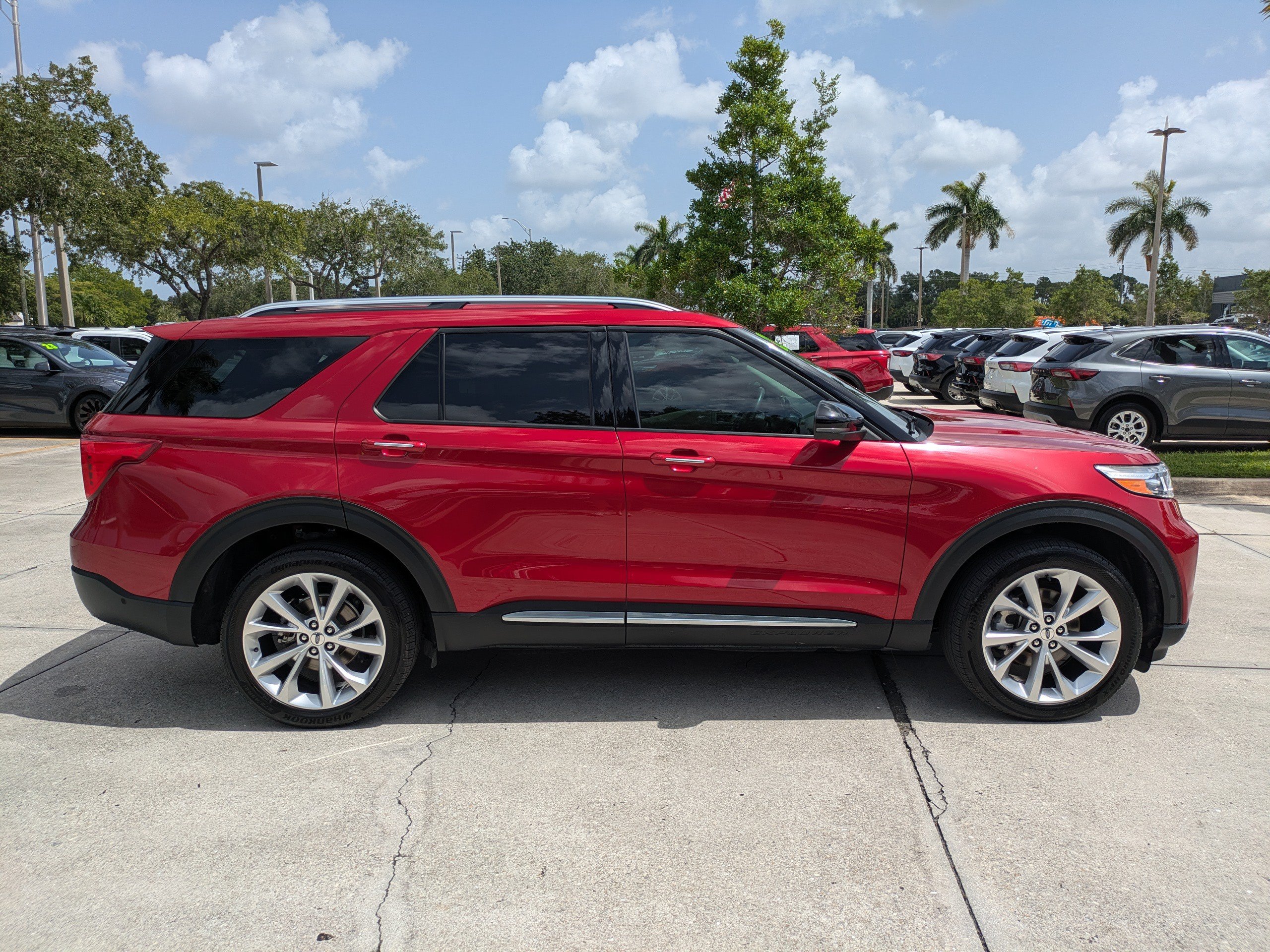 Used 2022 Ford Explorer Platinum w/ Equipment Group 601A AWD/4WD image 3