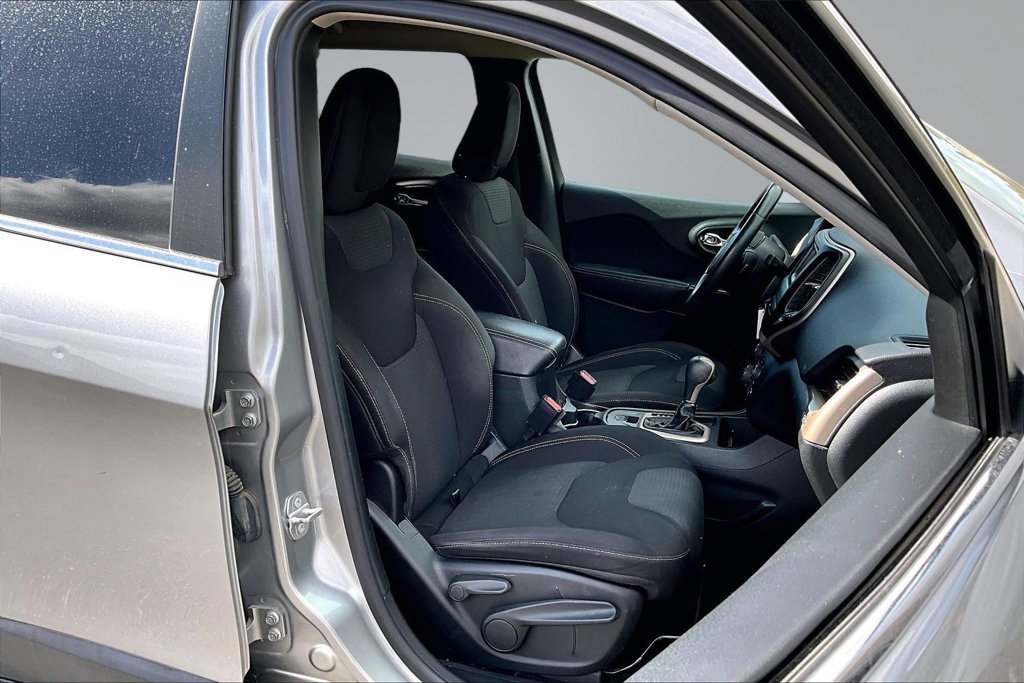 Used 2015 Jeep Cherokee Latitude FWD image 15