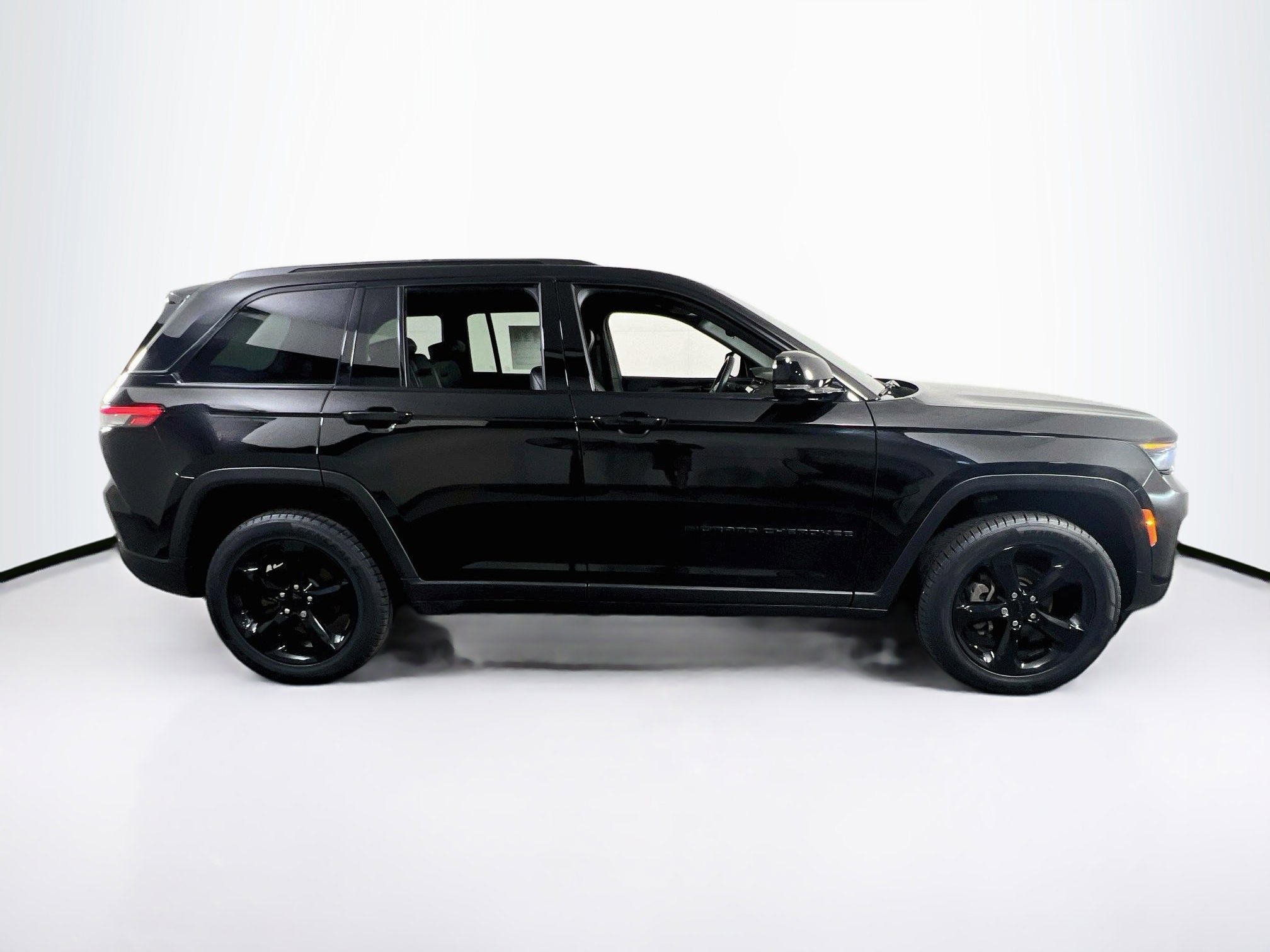 Used 2023 Jeep Grand Cherokee Altitude AWD/4WD image 4