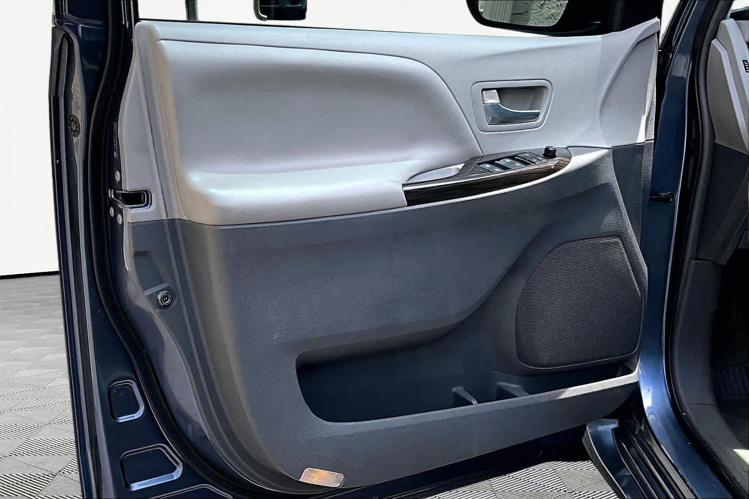 Used 2015 Toyota Sienna XLE FWD image 22
