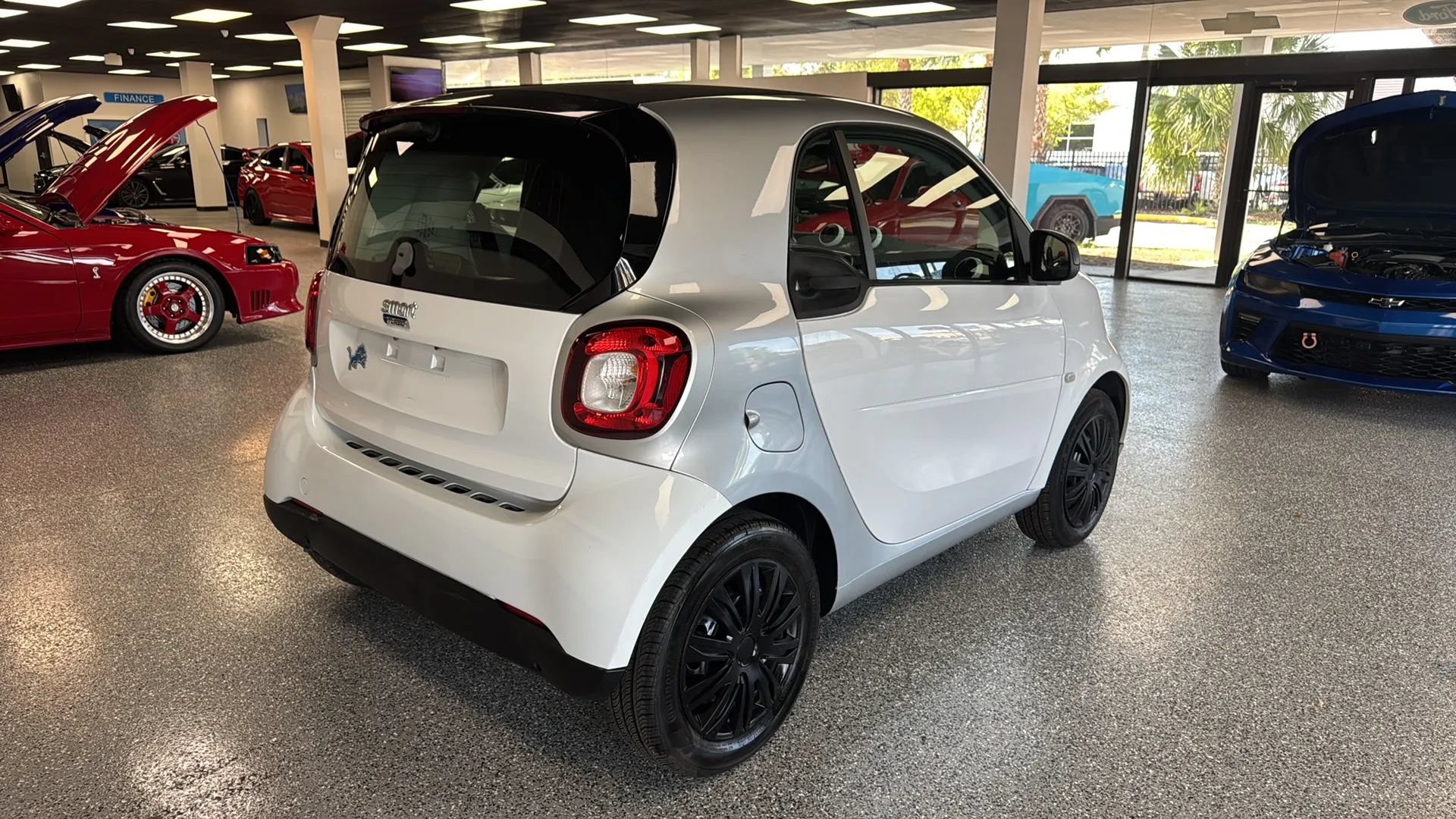 Used 2017 smart fortwo pure RWD image 5