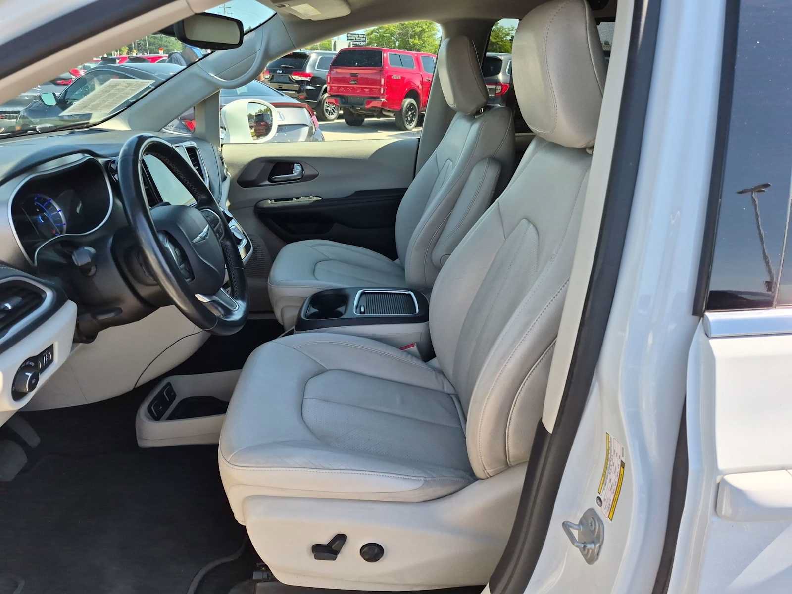 Used 2021 Chrysler Pacifica Touring-L FWD image 15