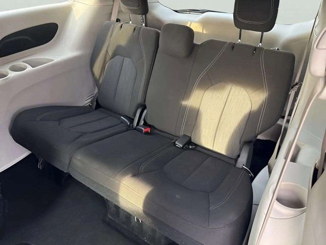 Used 2022 Chrysler Voyager LX image 10