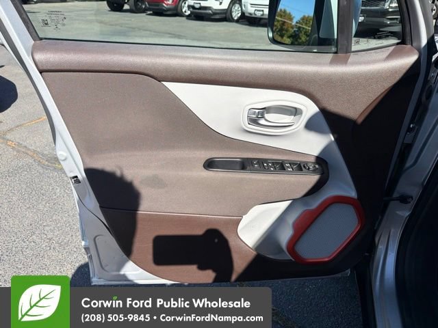 Used 2015 Jeep Renegade Latitude AWD/4WD image 13