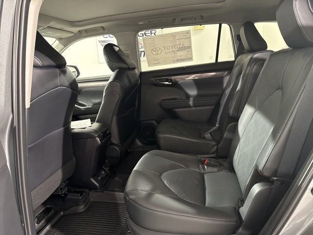 New 2026 Toyota Highlander Platinum image 19