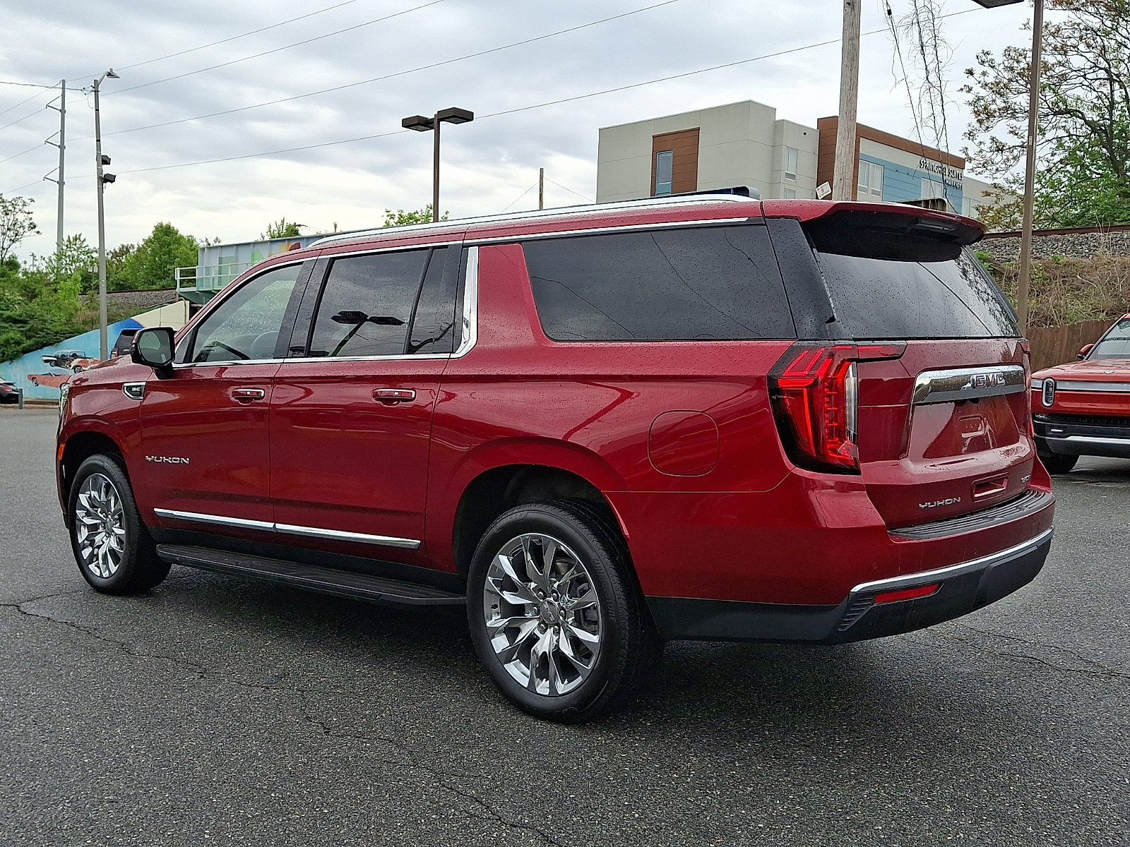 Certified 2024 GMC Yukon XL SLT w/ SLT Premium Package AWD/4WD image 4