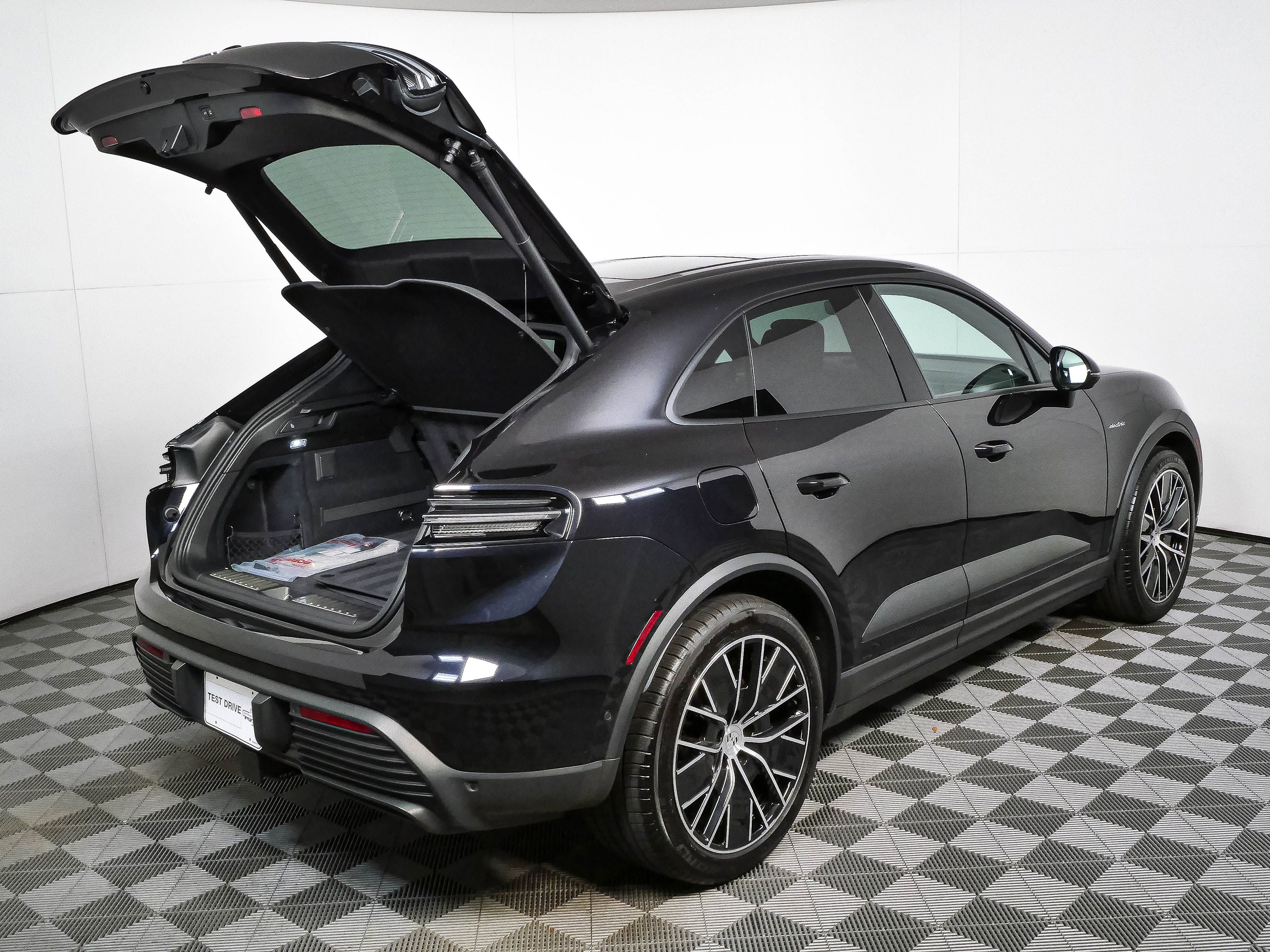 Certified 2025 Porsche Macan Electric RWD image 29