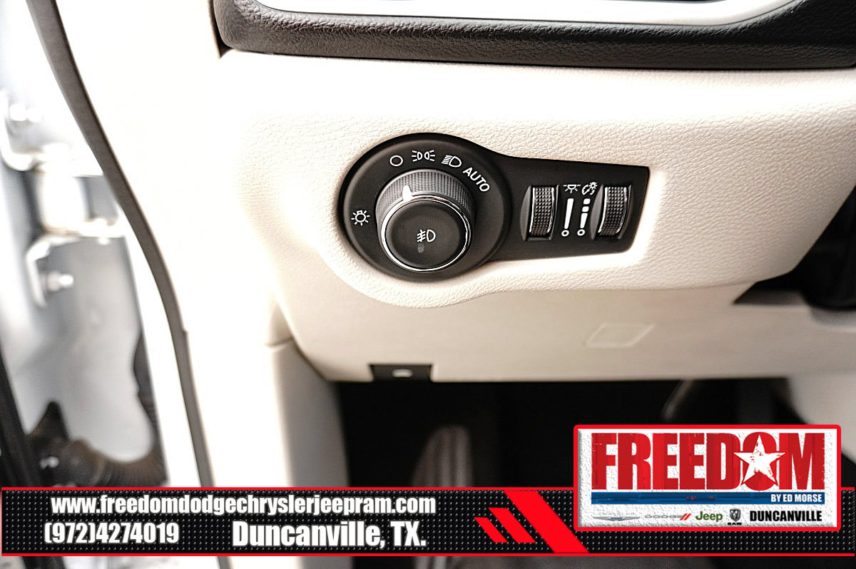 Used 2024 Chrysler Pacifica Touring-L FWD image 28