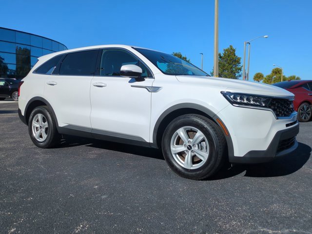 Used 2023 Kia Sorento LX image 2