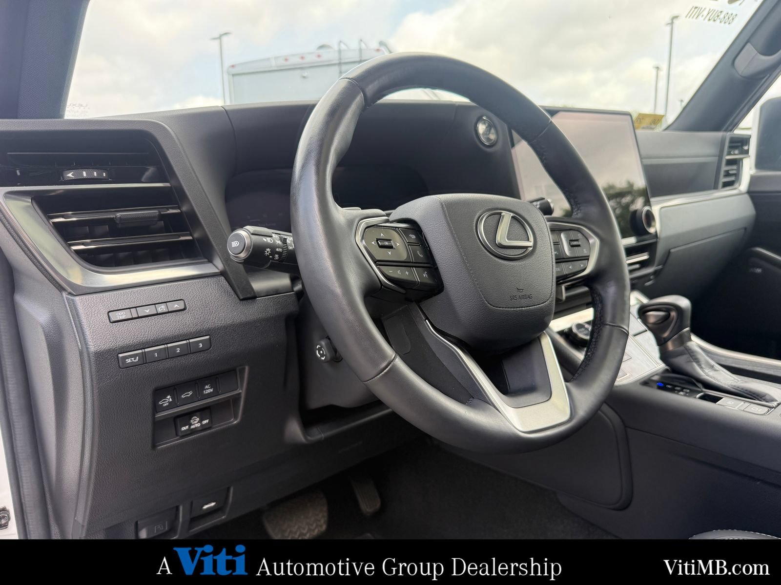 Used 2024 Lexus GX 550 w/ Accessory Package (2T) AWD/4WD image 17