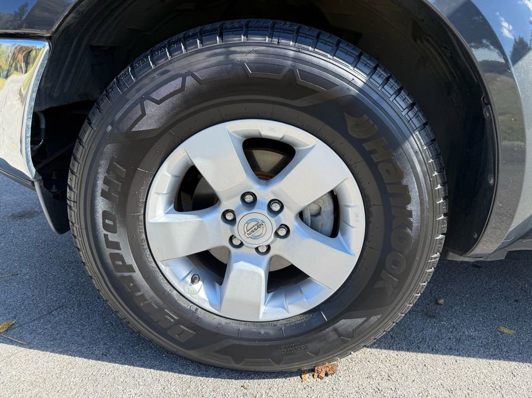 Used 2011 Nissan Frontier SV image 11