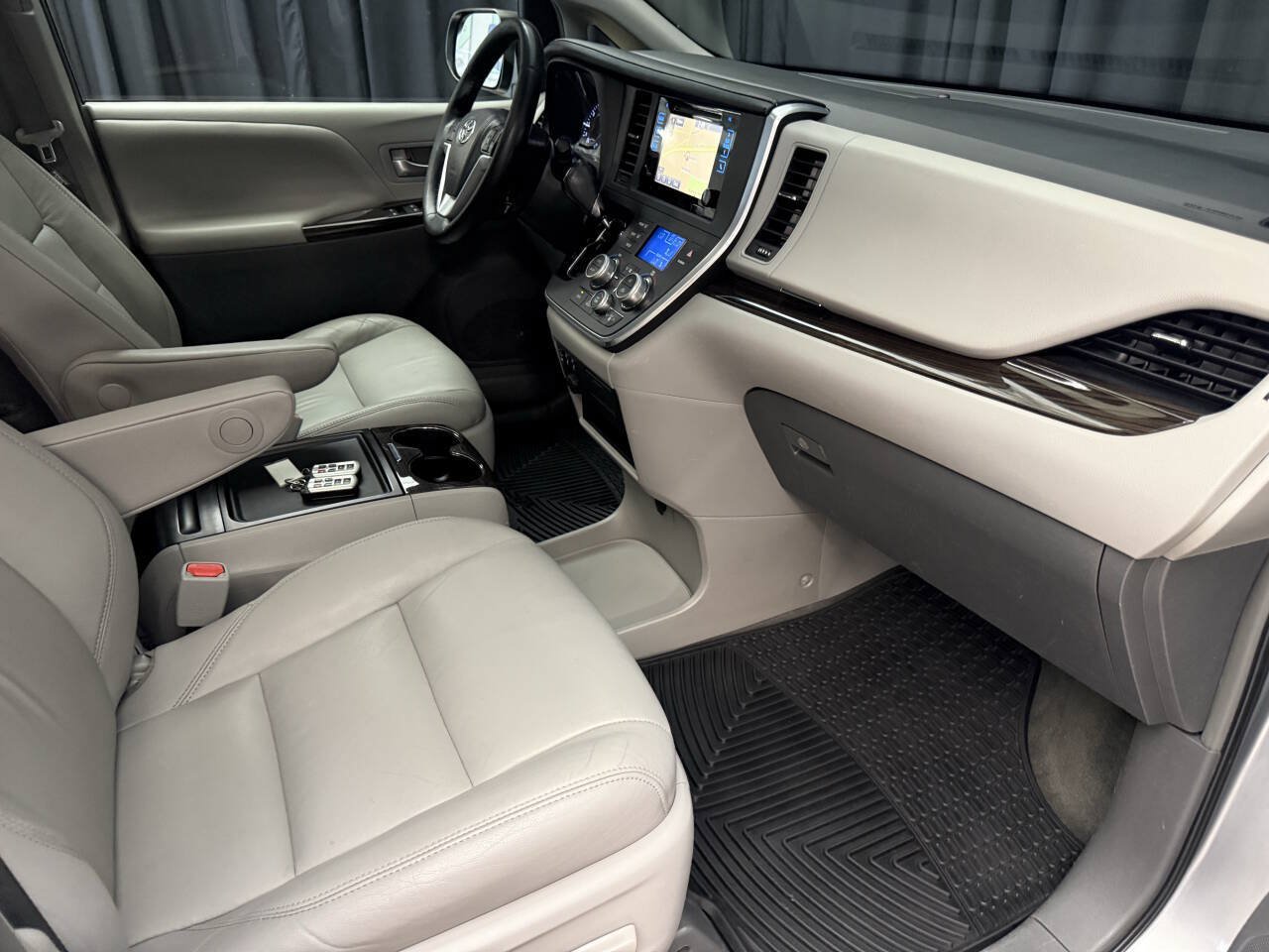 Used 2015 Toyota Sienna XLE w/ XLE Navigation Package FWD image 21