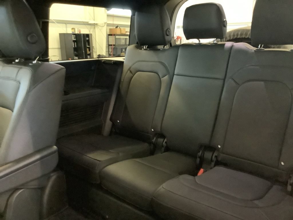 Used 2025 Land Rover Defender 130 X-Dynamic SE AWD/4WD image 21