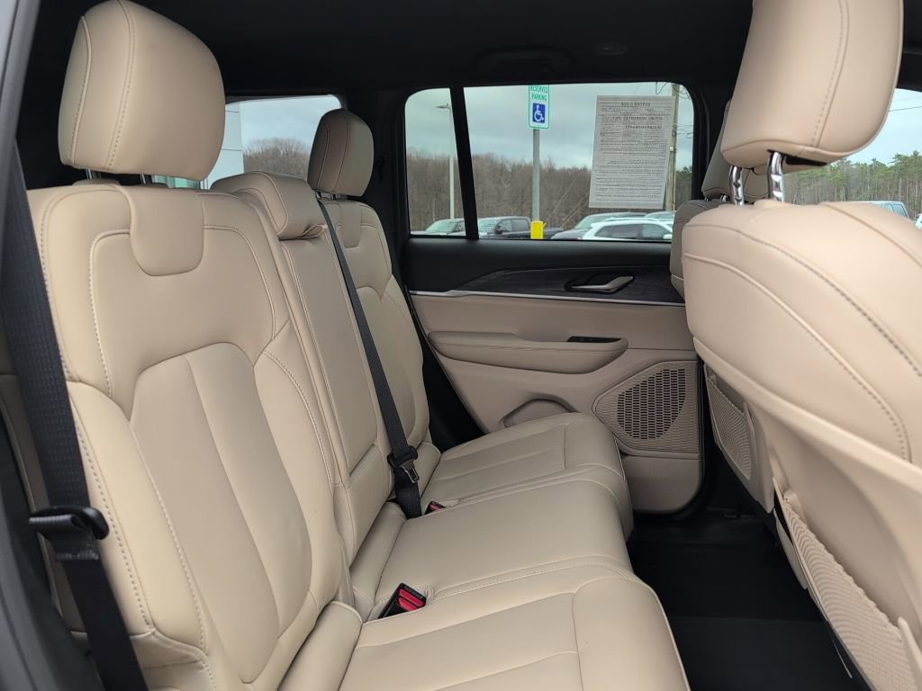 Used 2023 Jeep Grand Cherokee Limited image 16
