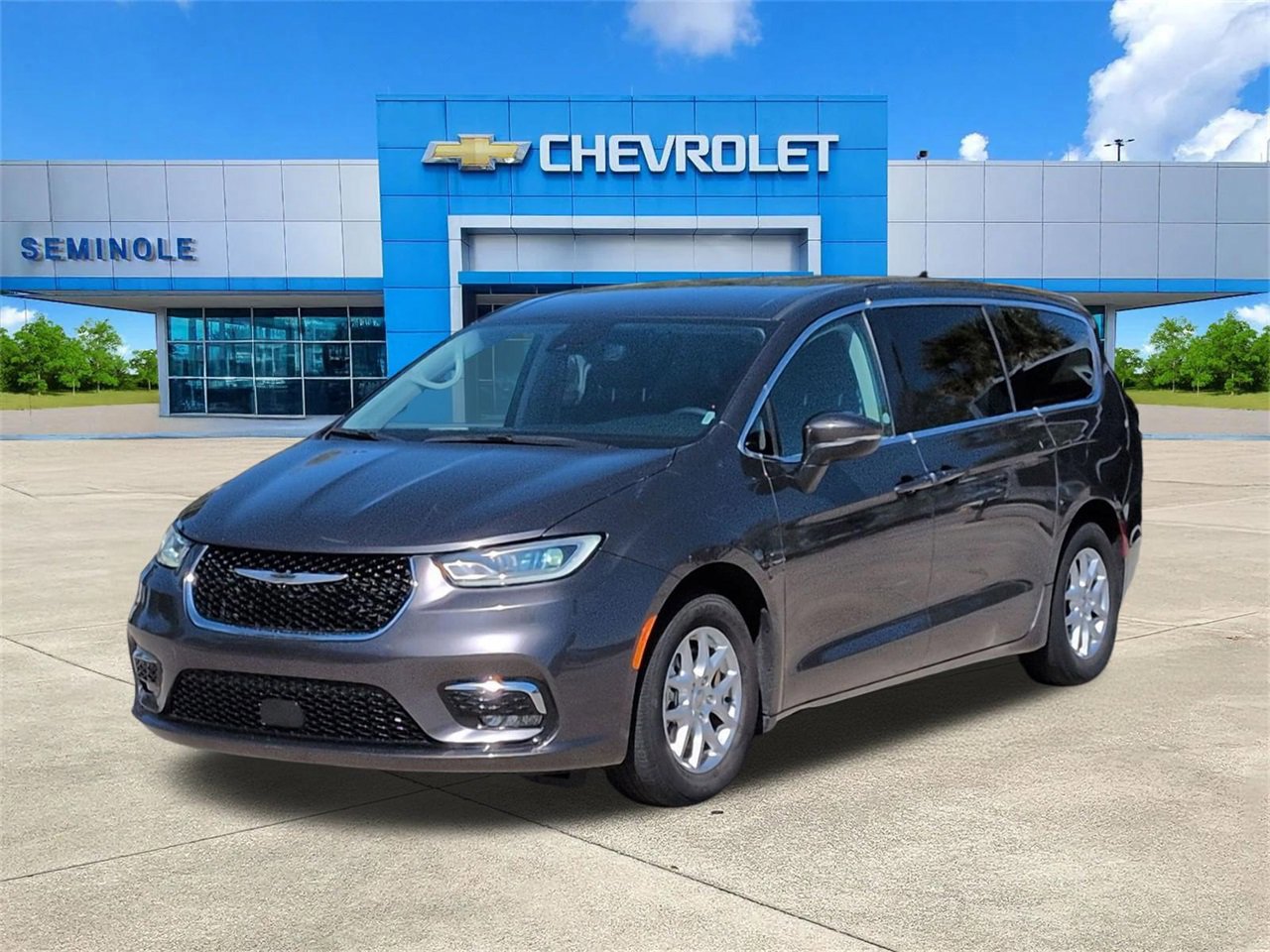 Used 2023 Chrysler Pacifica Touring-L image 2