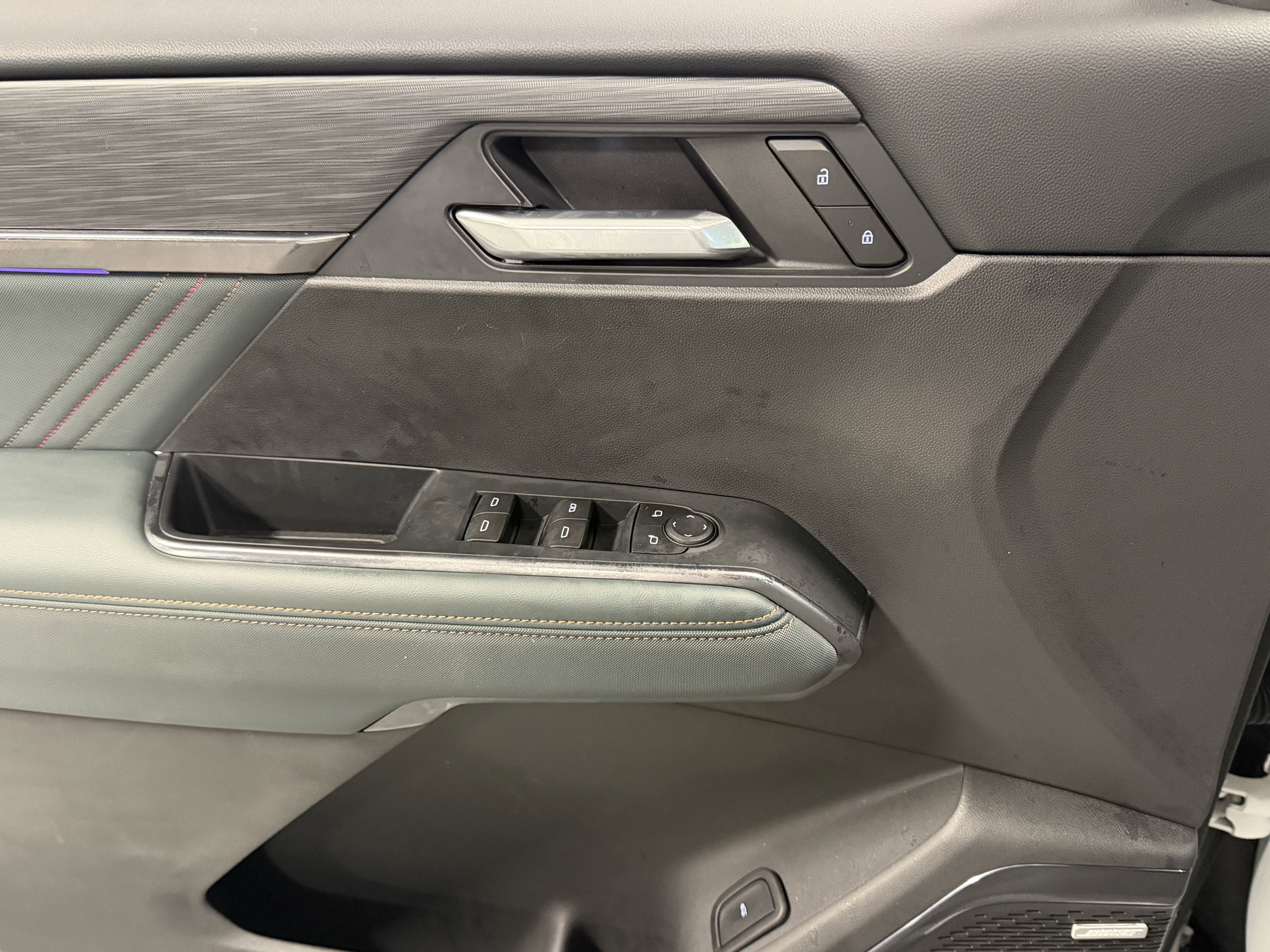 Used 2025 GMC Acadia AT4 w/ Luxury Package image 23