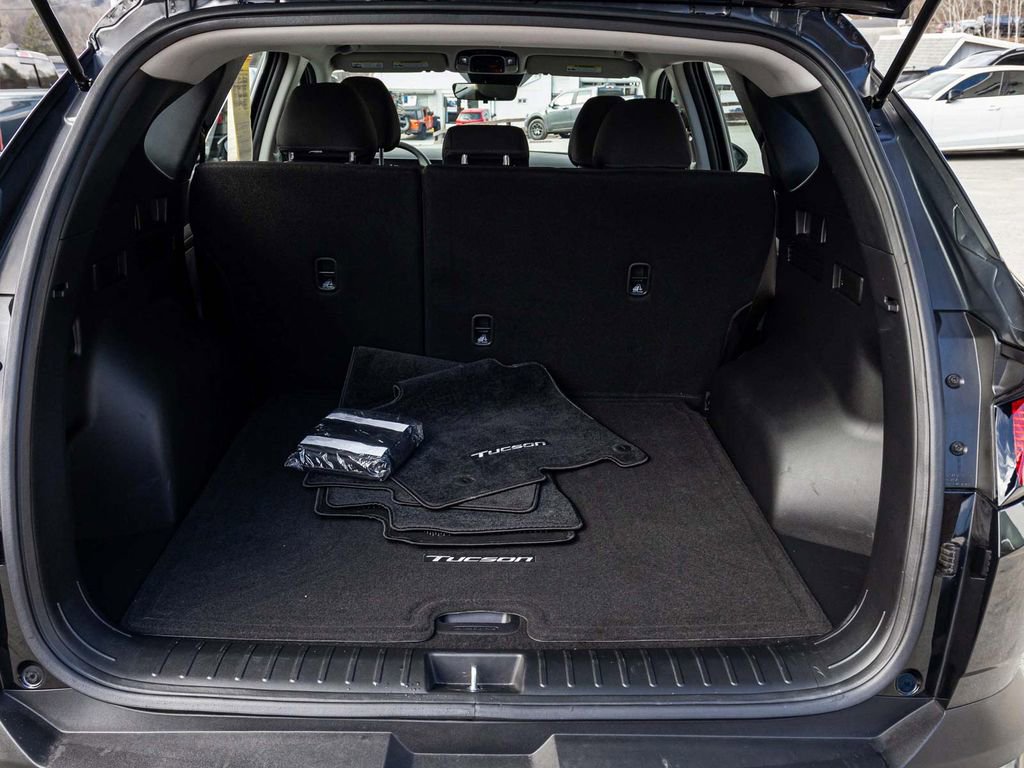 Used 2025 Hyundai Tucson SE image 35