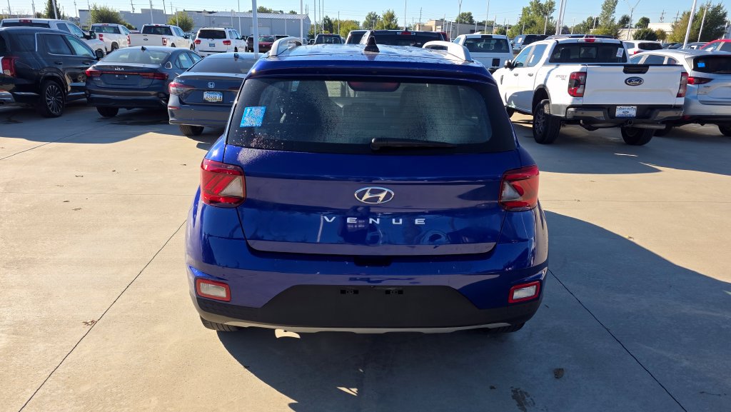 Used 2022 Hyundai Venue SEL FWD image 4