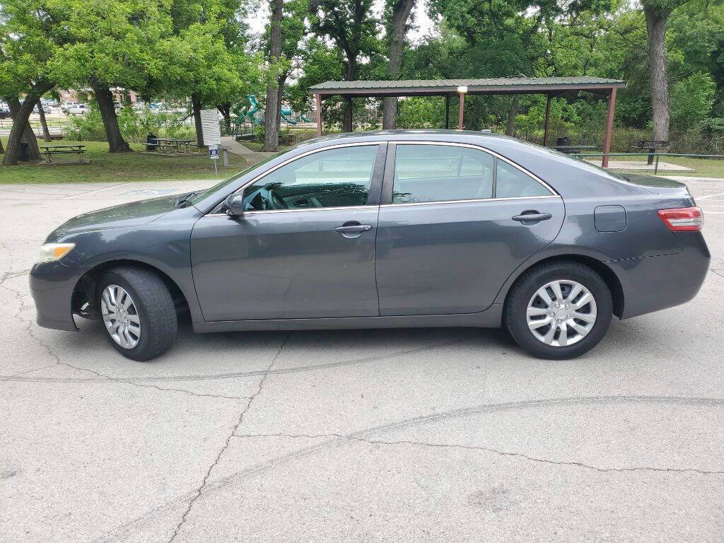 Used 2010 Toyota Camry LE image 1