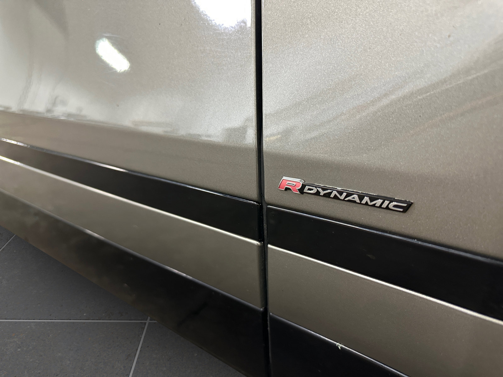 Used 2019 Land Rover Range Rover Velar R-Dynamic SE AWD/4WD image 40