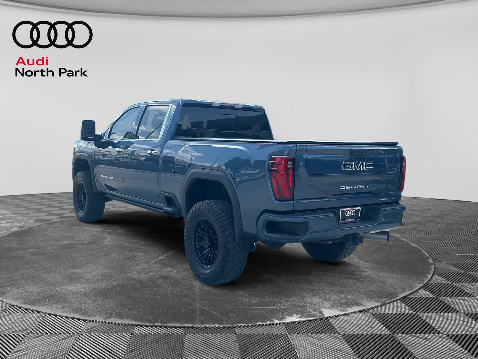 Used 2025 GMC Sierra 2500 Denali w/ Denali Reserve Package AWD/4WD image 3