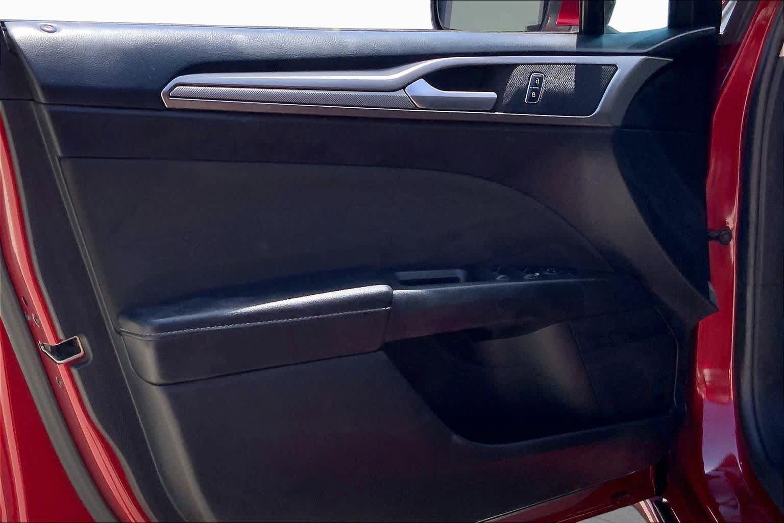 Used 2018 Ford Fusion SE w/ Fusion SE Technology Package FWD image 20