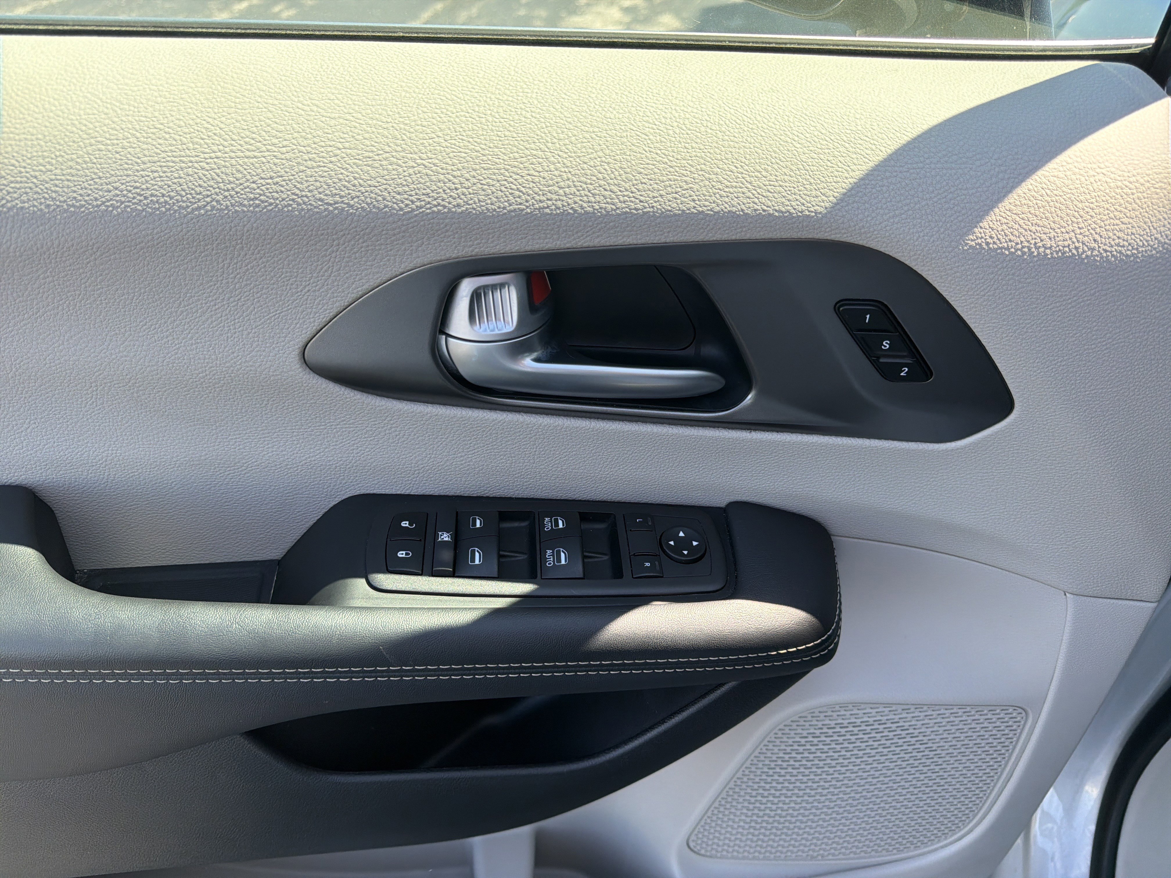 Used 2024 Chrysler Pacifica Touring-L FWD image 23